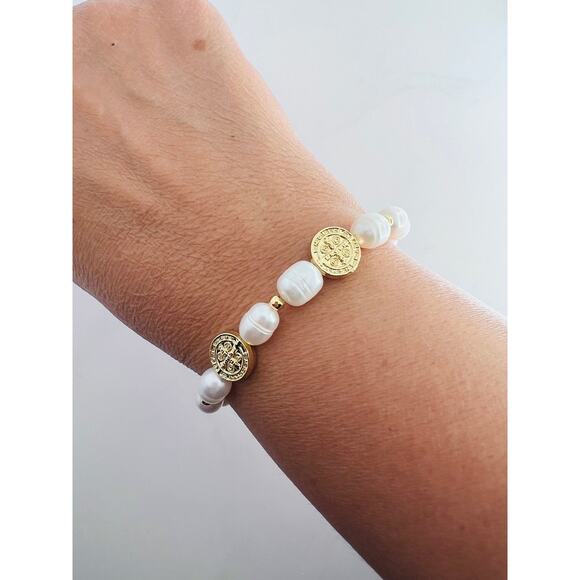 St Benito bracelet made of freshwater pearls and gold plated beads - Picture 5 of 5